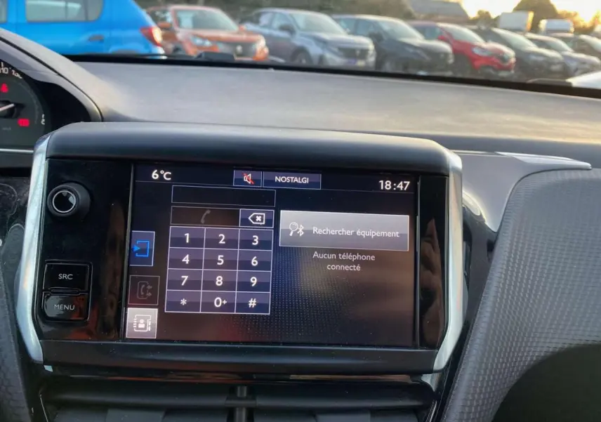 Écran tactile central du tableau de bord d'une Peugeot 2008 2017, affichant le menu Bluetooth sans téléphone connecté.