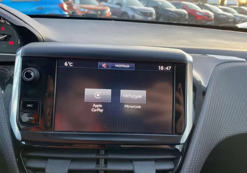 Écran tactile central du tableau de bord du Peugeot 2008 noir Perla Nera, affichant Apple CarPlay et MirrorLink.