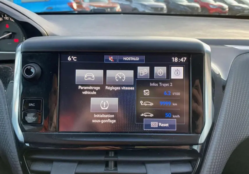 Écran tactile central du tableau de bord du Peugeot 2008 2017 affichant les réglages de sous-gonflage et infos trajet.