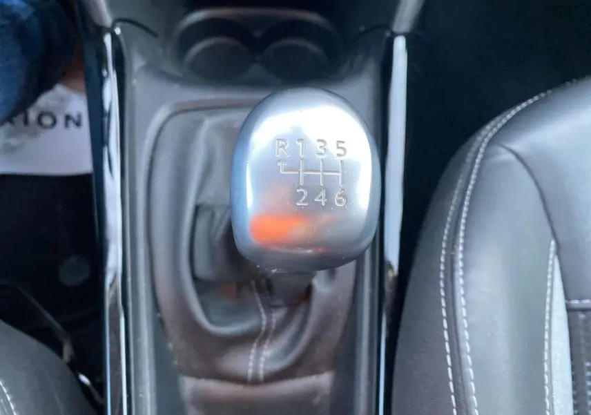 Le levier de vitesse manuel argenté de la Peugeot 2008 noir Perla Nera, vue de dessus sur la console centrale.