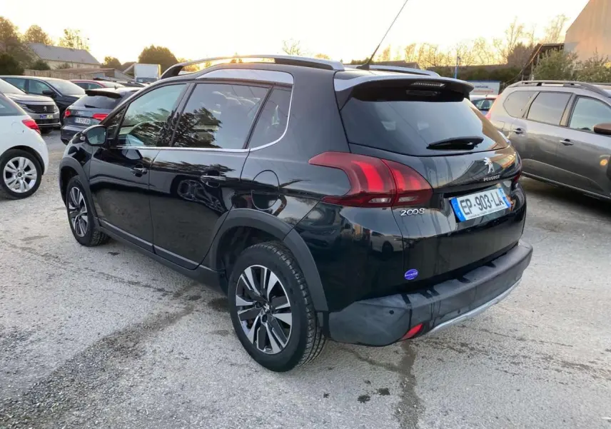Peugeot 2008 noir Perla Nera vue 3/4 arrière droit, avec jantes aluminium diamantées et bas de caisse noir mat.