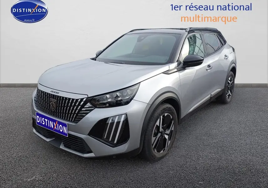 Peugeot 2008 hybride 2025 gris Artense en 3/4 avant droit avec jantes noires et toit noir.