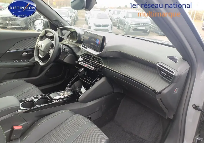 Intérieur avant droit du Peugeot 2008 gris Artense, avec tableau de bord moderne et écran tactile central.
