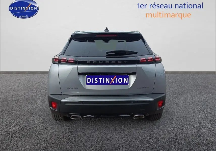 Vue arrière d'un Peugeot 2008 1.2 hybrid 145 GT gris Artense avec feux LED et double sortie d'échappement.
