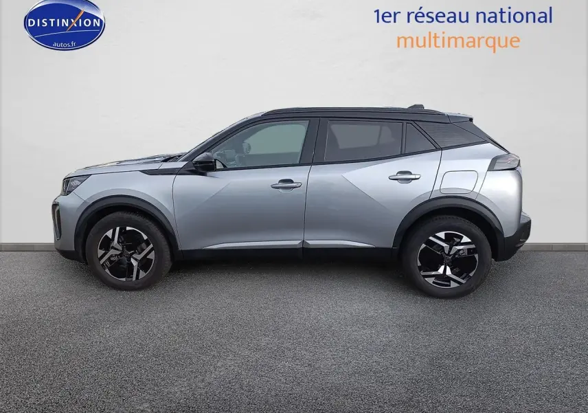 Vue de profil côté gauche d’un Peugeot 2008 1.2 hybrid 145 GT e-DCS6 gris Artense avec jantes alu noires et toit noir.