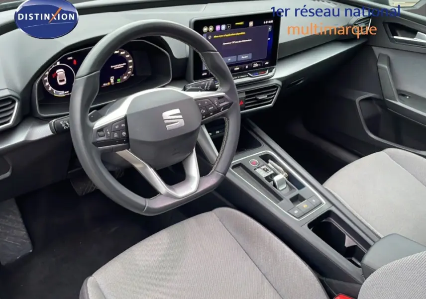 Intérieur de la SEAT LEON 2025 en gris Fiord, vue côté conducteur sur le tableau de bord et la console centrale moderne.