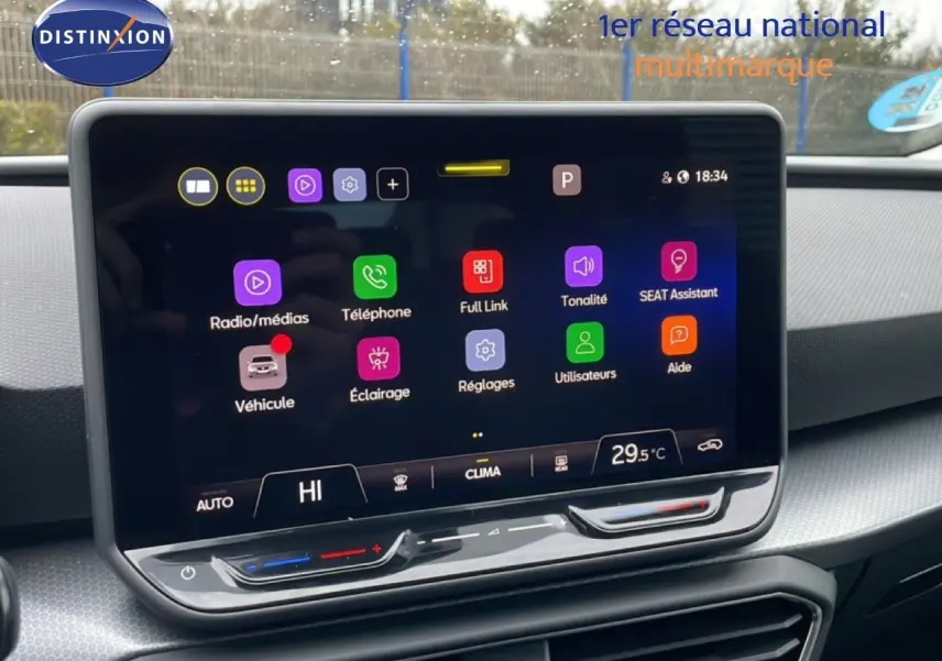 Écran tactile central de la SEAT LEON IV 1.5TSI 115 DSG Style 25e Anniversaire, affichant les menus multimédias.