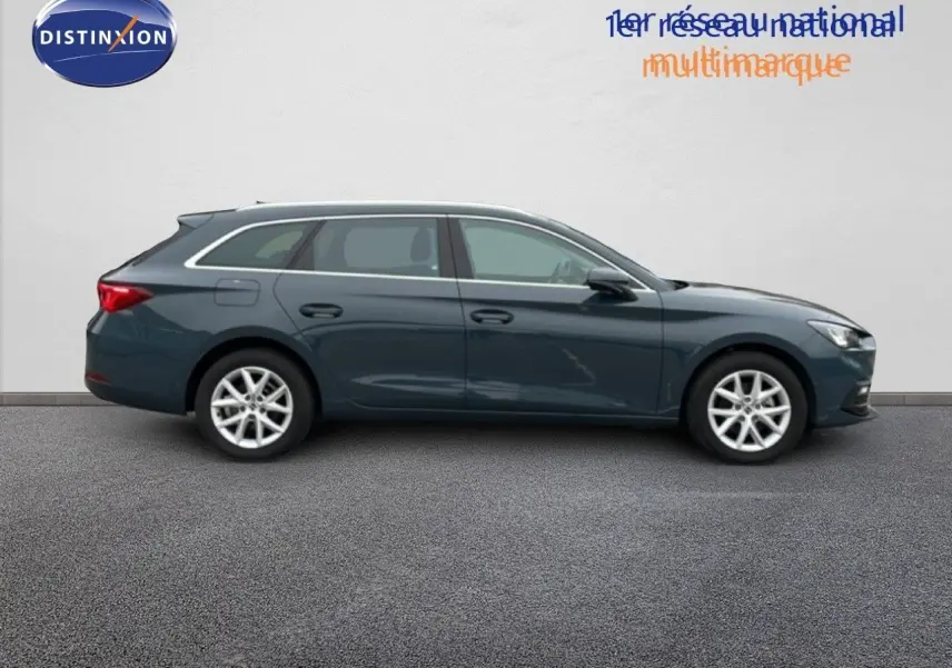 SEAT Leon IV gris Fiord en profil droit, break 5 portes avec jantes alliage et lignes épurées.