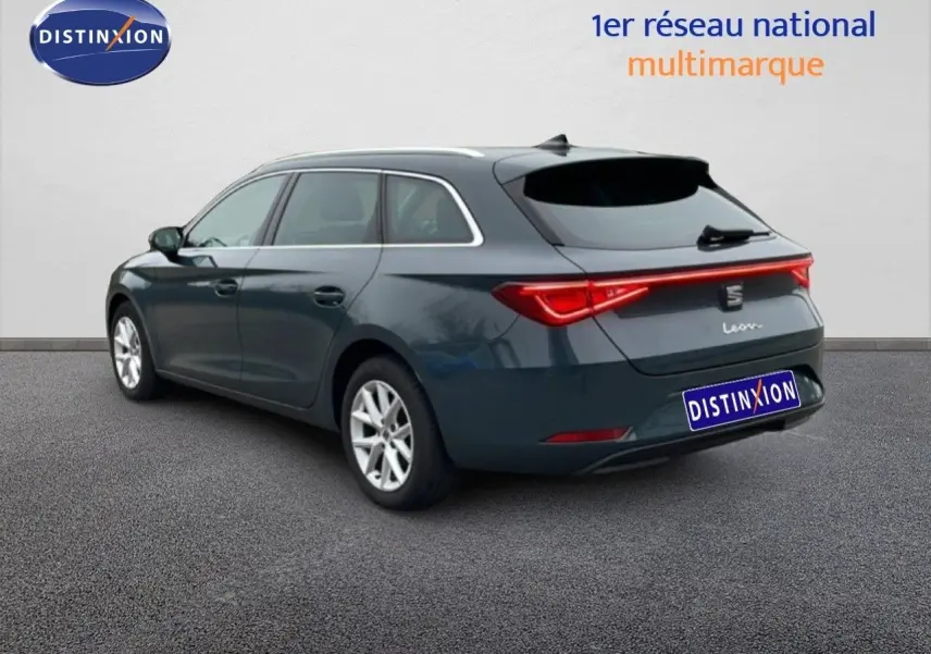 Vue 3/4 arrière droite d'une SEAT Leon gris Fiord 2025 avec feux arrière LED et jantes alliage 16 pouces.