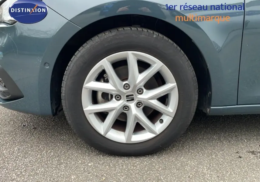 Gros plan sur la roue avant gauche d’une SEAT LEON IV gris Fiord, mettant en valeur la jante alliage 16 pouces.