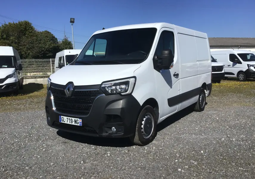 Renault Master blanc vu en 3/4 avant droit, fourgon utilitaire avec calandre noire et pare-chocs noirs contrastants.