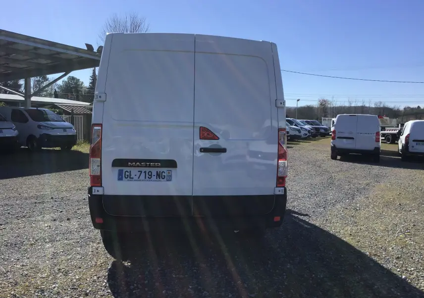 Vue arrière d’un utilitaire Renault Master blanc L1H1 2023, avec portes arrière fermées et plaque d’immatriculation visible.