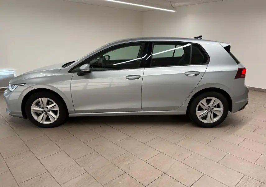 Vue de profil côté gauche d'une Volkswagen Golf 2.0 TDI 116 BVM6 Life Plus 2025 en couleur reflet d'argent.