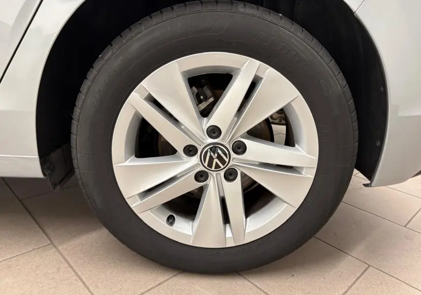 Gros plan sur la roue avant gauche argentée d’une Volkswagen Golf 2.0 TDI 116 BVM6 Life Plus 2025.