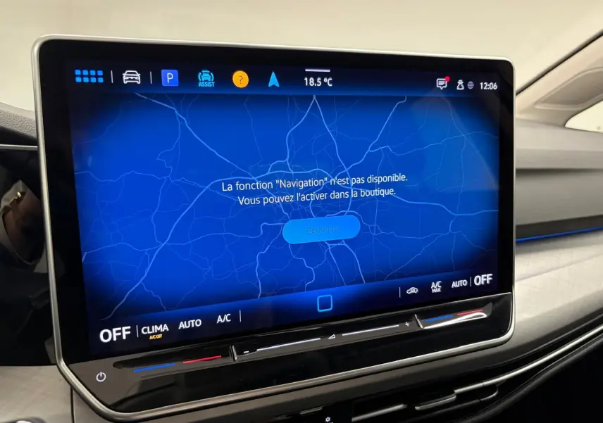 Écran tactile central du tableau de bord de la Volkswagen Golf 2.0 TDI 2025 en finition Life Plus, affichant un message de navigation désactivée.