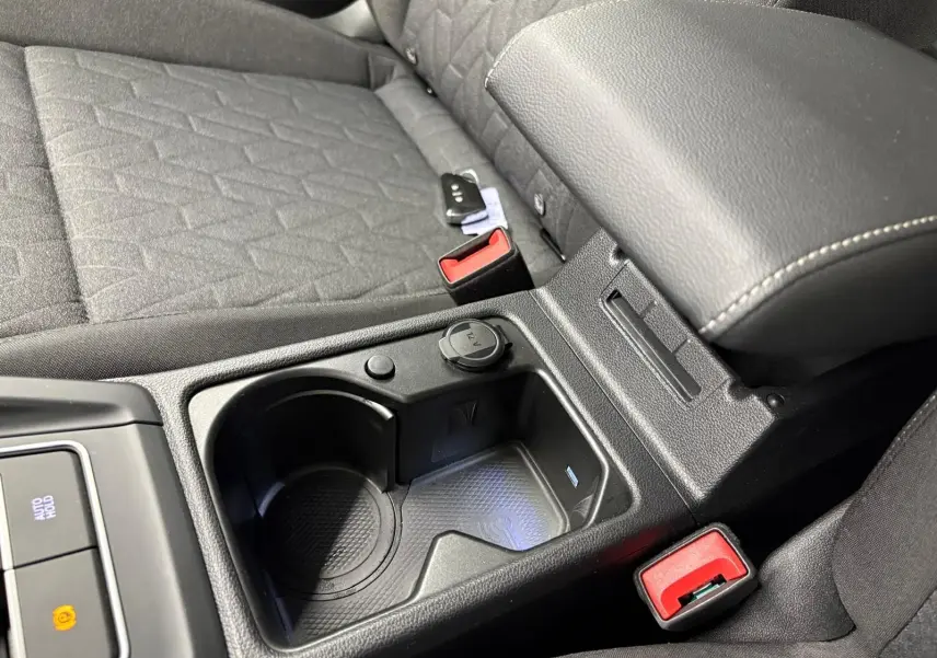 Gros plan sur la console centrale noire et les sièges tissu gris de la Volkswagen Golf 2.0 TDI 2025.