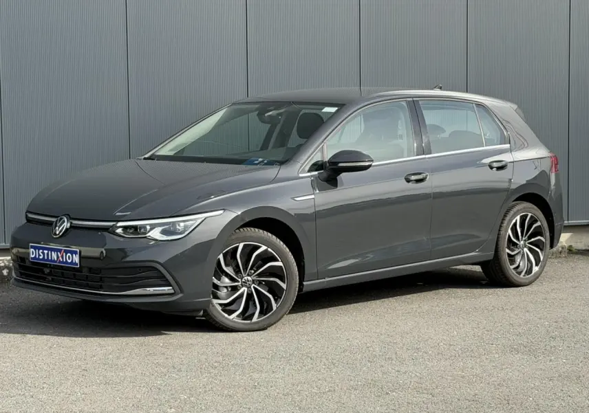 Volkswagen Golf VIII 2.0 TSI gris Urano vue 3/4 avant droit avec jantes alliage 17 pouces et phares LED.