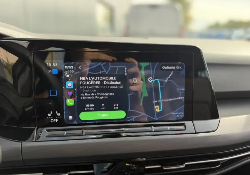 Vue rapprochée de l’écran tactile central de la Volkswagen Golf VIII 2024 affichant un itinéraire de navigation.