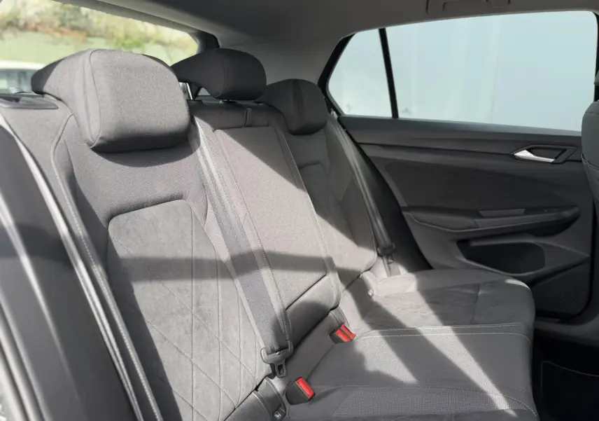 Vue intérieure côté droit des sièges arrière en tissu gris de la Volkswagen Golf VIII 2.0 TSI 2024.