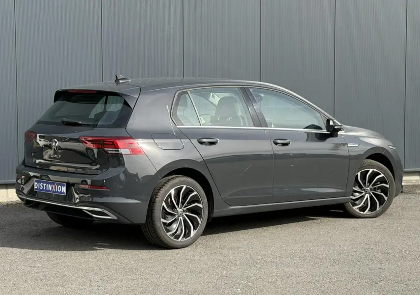 Volkswagen Golf VIII 2.0 TSI 190 DSG Style gris Urano vue 3/4 arrière droit avec jantes alliage 17 pouces.