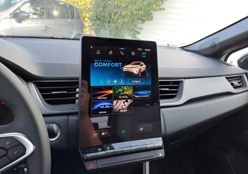 Vue intérieure du tableau de bord du Renault Captur 2025, écran tactile vertical affichant le mode confort en bleu.