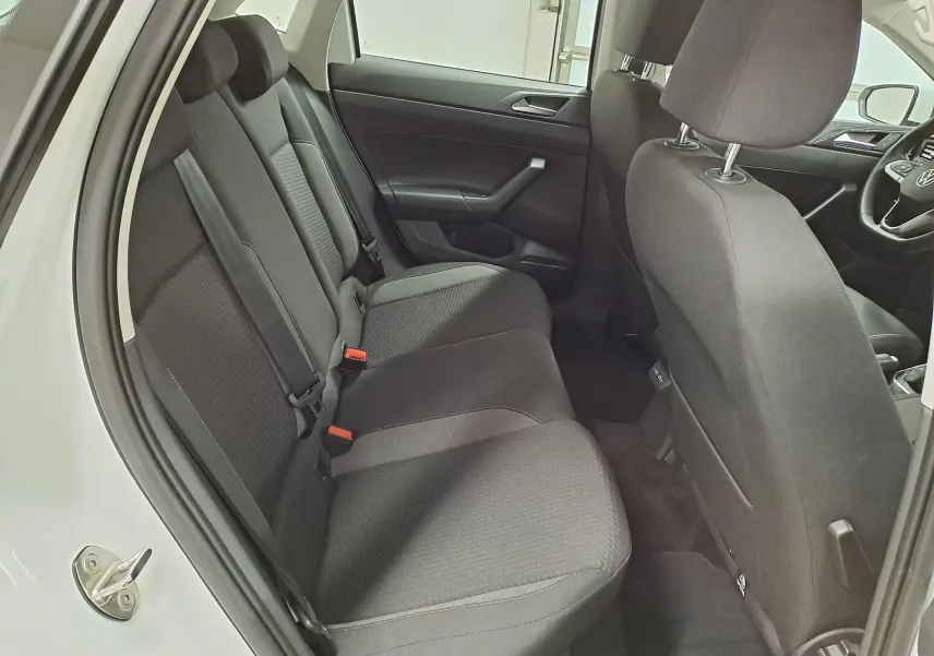 Vue intérieure côté gauche sur les sièges arrière noirs d'une Volkswagen Polo blanc pur 2024, version Life Plus.