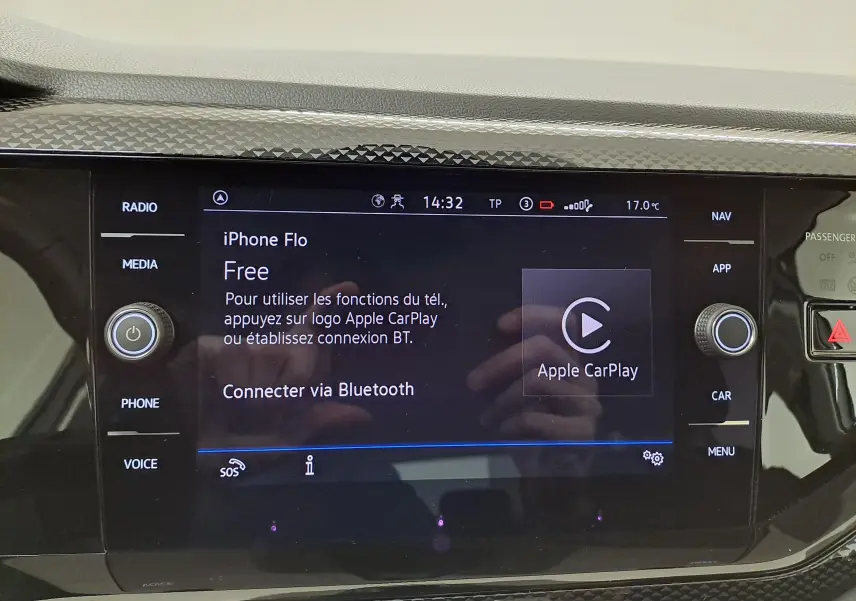 Écran tactile central de la Volkswagen Polo 2024 blanc pur, affichant la connexion Apple CarPlay via Bluetooth.