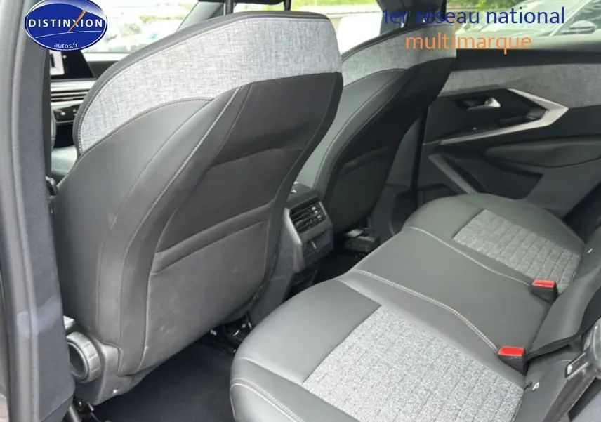 Vue arrière intérieure montrant les sièges arrière gris et noirs du Peugeot 3008 1.2 hybrid 145 allure e-dcs6 2025.