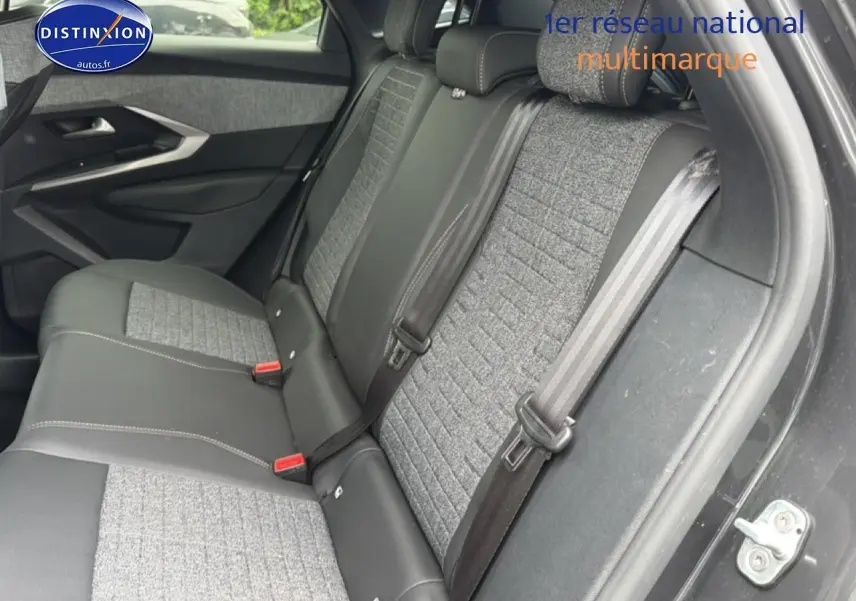 Vue intérieure côté droit des sièges arrière en tissu gris et cuir noir du Peugeot 3008 1.2 hybrid 145 allure e-dcs6 2025.