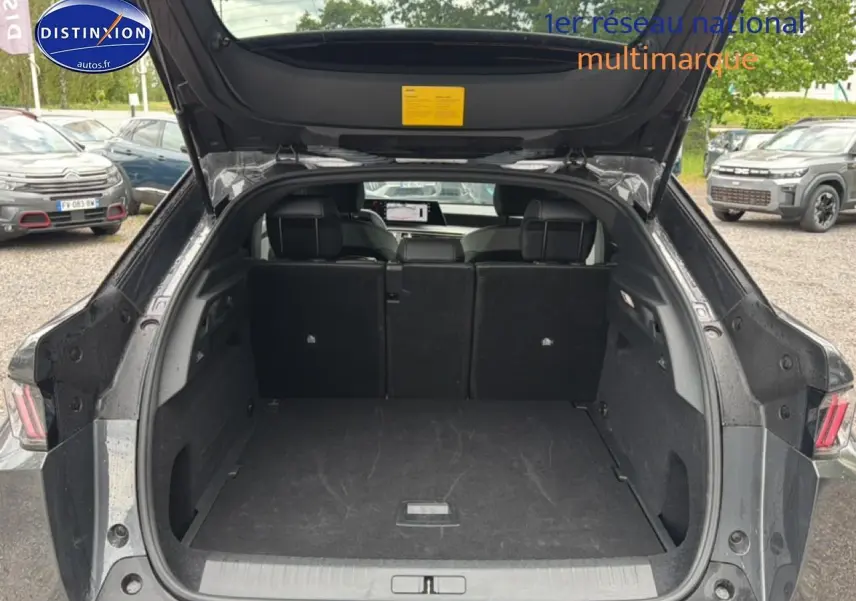 Coffre ouvert vu de l’arrière d’un Peugeot 3008 gris titane avec banquette arrière en position normale.