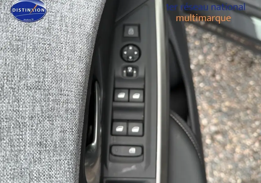 Gros plan sur la commande des vitres et rétroviseurs côté conducteur du Peugeot 3008 gris titane 2025.