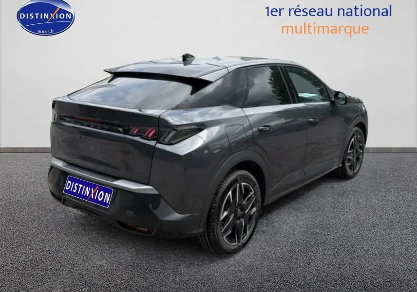Peugeot 3008 gris titane en 3/4 arrière droit, avec feux arrière LED et jantes alliage noires.