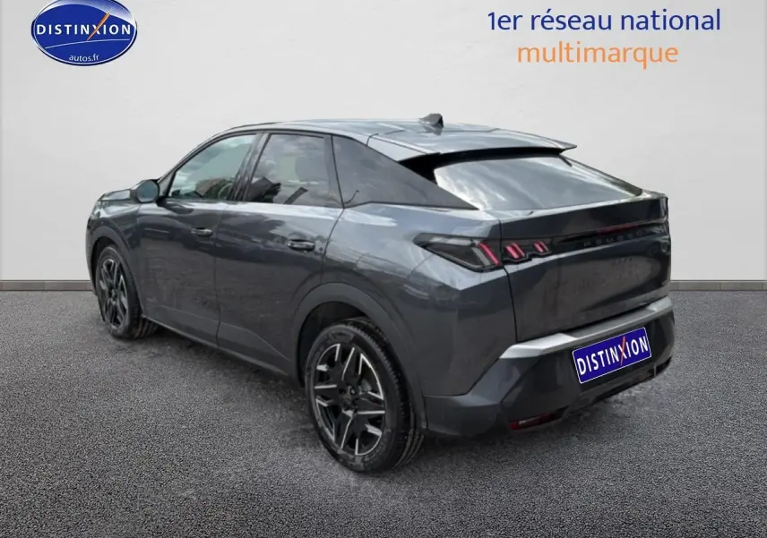 Peugeot 3008 gris titane en 3/4 arrière droit, avec feux arrière LED et jantes alliage noires.