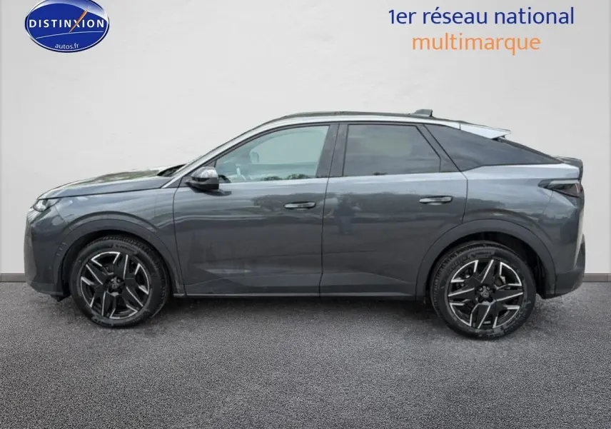 Peugeot 3008 gris titane en profil droit, avec jantes alliage noires et toit noir contrasté.