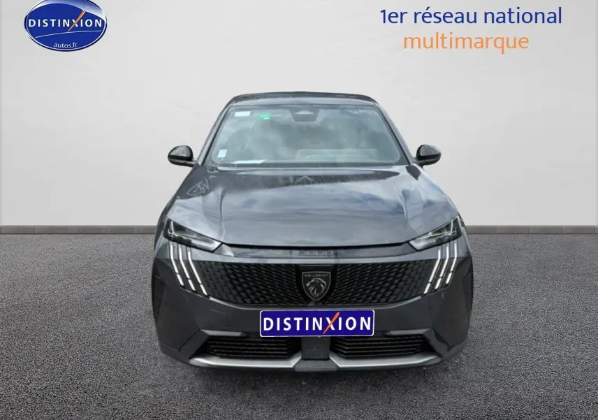 Vue avant frontale du Peugeot 3008 gris titane 2025 avec calandre noire et feux LED distinctifs en griffes.