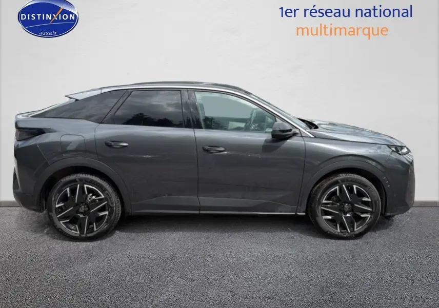 Profil droit du Peugeot 3008 gris titane 2025 avec jantes alliage noires et vitres arrière surteintées.