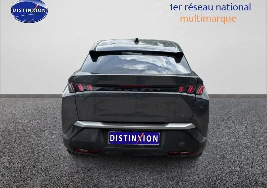 Vue arrière d'un Peugeot 3008 gris titane 2025 avec feux arrière LED et becquet noir.