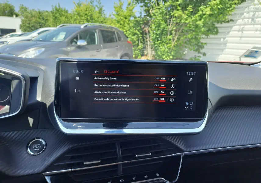 Écran central tactile du tableau de bord du Peugeot 2008 2021 affichant les réglages de sécurité, intérieur noir.