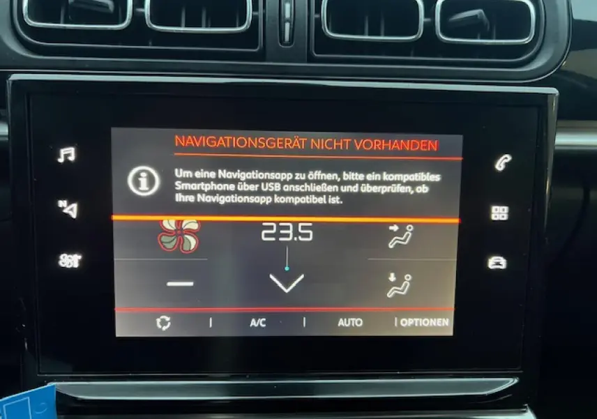 Écran tactile central de la Citroën C3 Shine 2023 affichant la climatisation à 23,5°C avec aérateurs noirs au-dessus