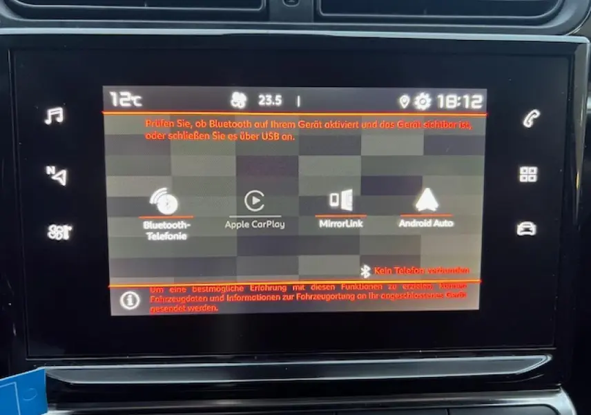 Écran tactile central de la Citroën C3 Shine 2023 affichant les options MirrorLink et Apple CarPlay.
