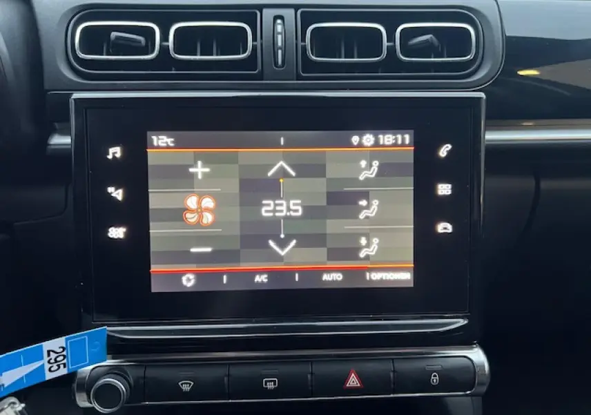 Écran tactile central de la Citroën C3 Shine 2023 affichant la climatisation à 23,5°C, intérieur noir brillant.