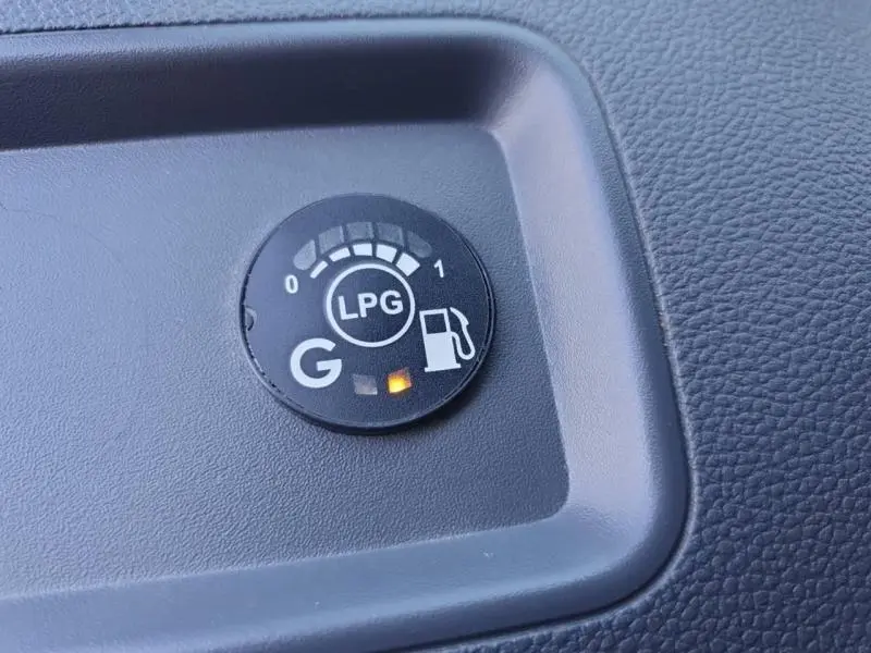 Gros plan sur le témoin de niveau GPL du tableau de bord du Dacia Duster blanc 2021 bicarburation.