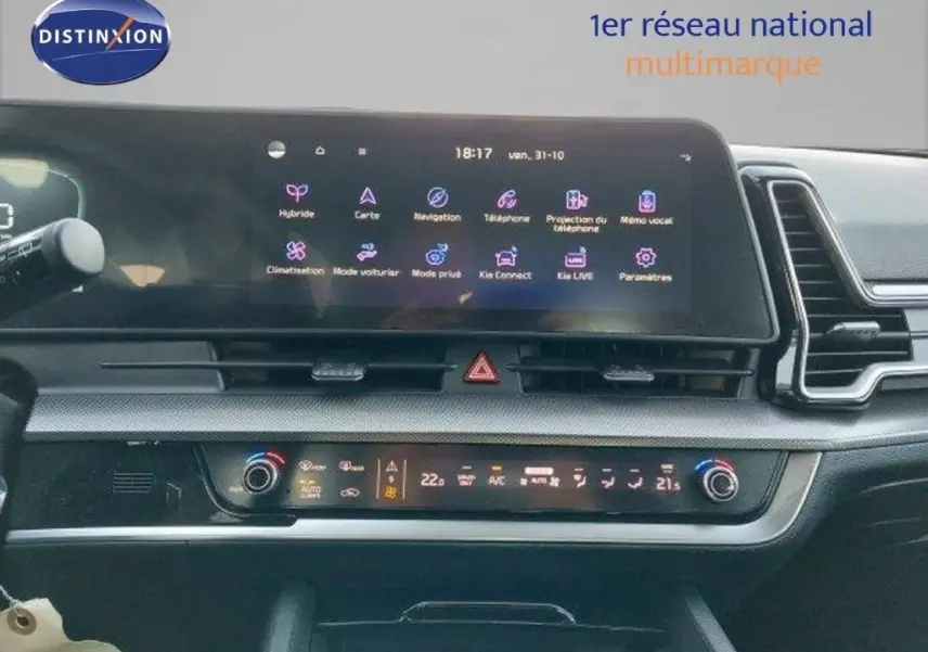 Tableau de bord du Kia Sportage 2024 avec écran tactile central affichant les options de navigation et climatisation.
