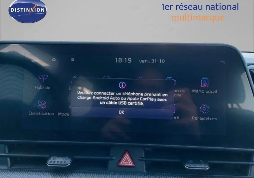 Écran tactile central du Kia Sportage 2024 affichant une demande de connexion Android Auto ou Apple CarPlay.