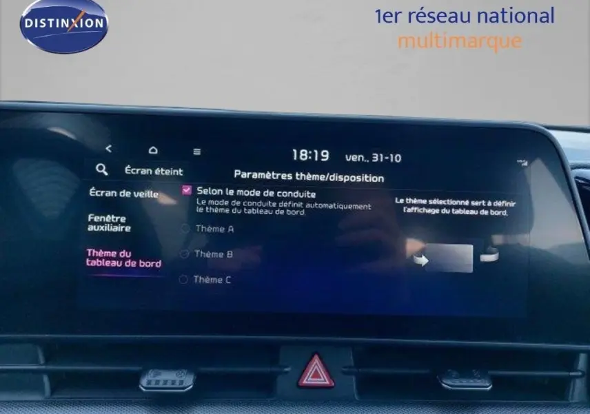 Écran tactile du tableau de bord du Kia Sportage 2024 affichant les paramètres de thème, intérieur noir.