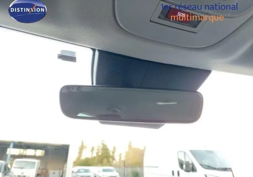 Rétroviseur intérieur du Kia Sportage gris Sirius Metal 2024, vue centrée sur le miroir et le plafond du véhicule.