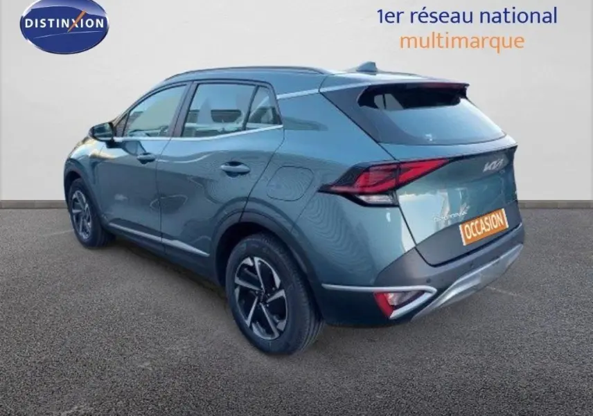 Vue 3/4 arrière droite d'un Kia Sportage gris Sirius Metal 2024 avec feux LED et jantes bi-ton.