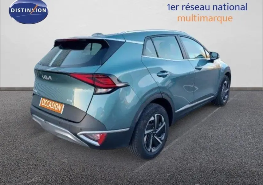 Vue 3/4 arrière droite du Kia Sportage gris Sirius Metal 2024 avec feux arrière LED et jantes bi-ton.