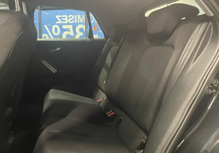 Vue intérieure côté droit des sièges arrière noirs du SUV Audi Q2 2023 finition S line.