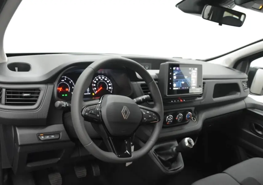 Vue intérieure côté conducteur du Renault Trafic Fourgon gris clair 2025, volant multifonctions et écran tactile central.